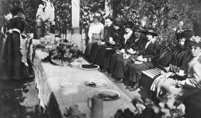 Giornata della Madre: Lady Byron intrattiene le madri degli uomini in combattimento con il tè, da The Illustrated War News, 16 agosto 1916 da English Photographer